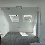 Paradigm House, Modern 2-Bedroom Duplex Apartment 2, Free Parking, Oxford